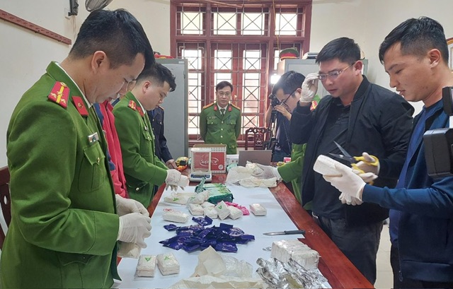 Cơ quan chức năng tiến hành mở niêm phong tang vật