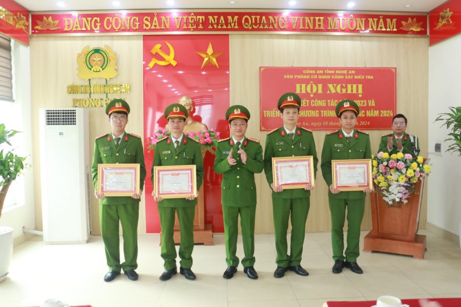 Nhiều tập thể, cá nhân có thành tích xuất sắc trong phong trào thi đua “Vì An ninh Tổ quốc” được khen thưởng
