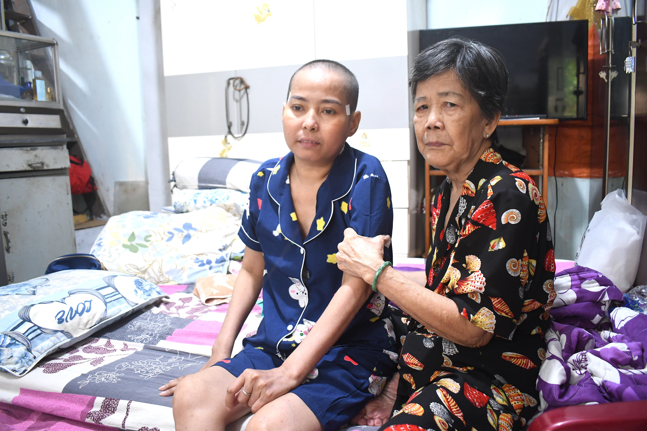 Dù tuổi cao, sức yếu nhưng bà Trần Thị Đành luôn túc trực, chăm sóc con dâu mắc phải căn bệnh hiểm nghèo.