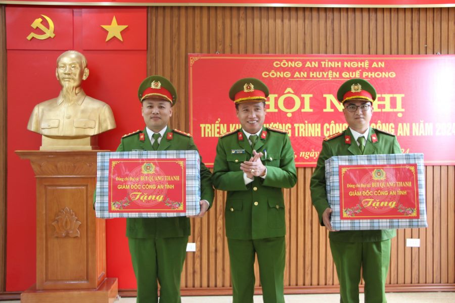 Đồng chí Đại tá Nguyễn Duy Thanh, Phó Giám đốc Công an tỉnh trao quà của đồng chí Giám đốc Công an tỉnh tặng Công an xã Châu Thôn và Công an xã Cắm Muộn