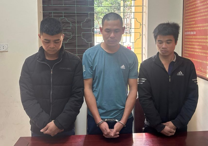 Các đối tượng Vi Văn Chương, Ngân Văn Hùng và Quang Văn Trung tại cơ quan Công an