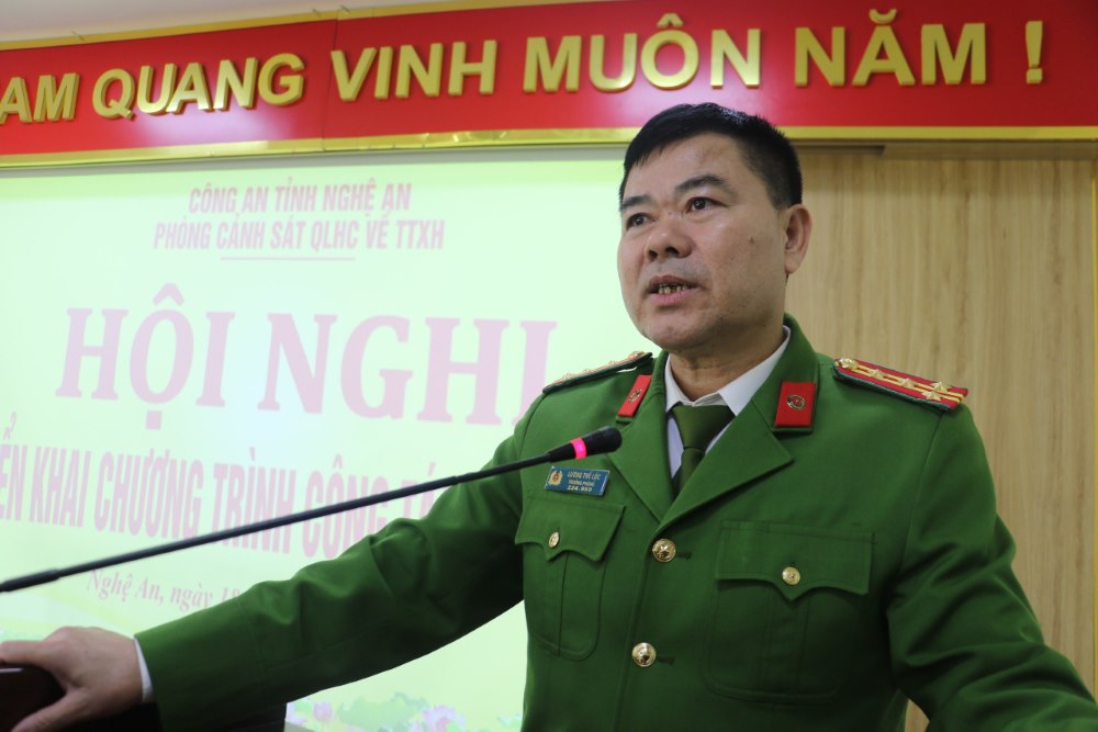 Đồng chí Đại tá Lương Thế Lộc – Trưởng phòng CSQLHC về TTXH Công an Nghệ An phát biểu tại hội nghị