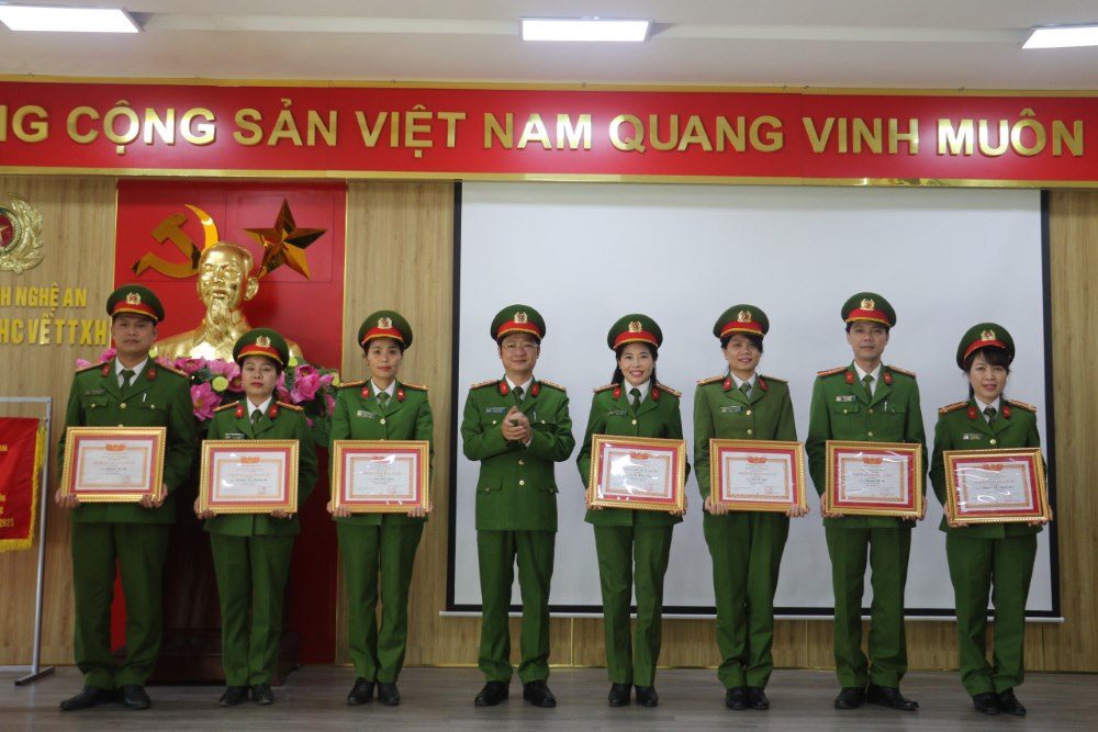 Trao thưởng cho các tập thể, cá nhân đạt thành tích xuất sắc trong năm 2023