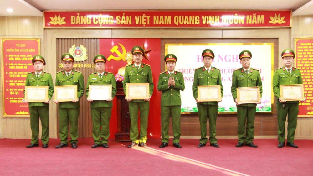 Trao thưởng cho các tập thể, cá nhân có thành tích xuất sắc trong năm 2023
