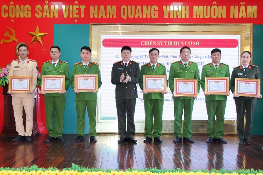 Trao thưởng các tập thể, cá nhân đạt thành tích xuất sắc trong năm 2023