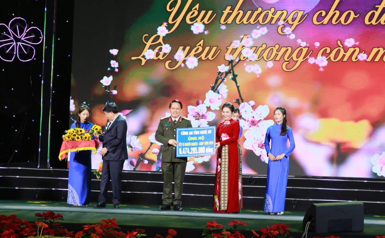 Đồng chí Đại tá Bùi Quang Thanh, Giám đốc Công an tỉnh trao số tiền gần 6,5 tỷ đồng ủng hộ “Tết vì người nghèo - Xuân Giáp Thìn 2024”