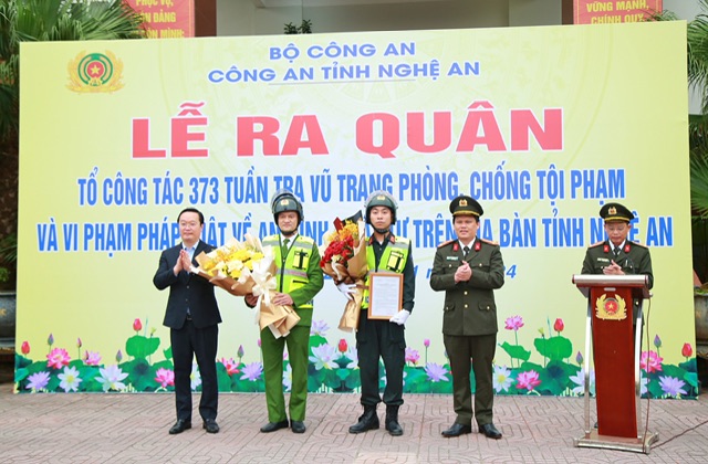 Đồng chí Nguyễn Đức Trung - Chủ tịch UBND tỉnh và đồng chí Đại tá Bùi Quang Thanh - Giám đốc Công an tỉnh tặng hoa động viên Tổ 373