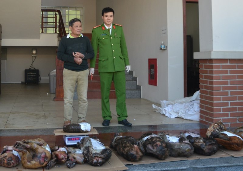 Đối tượng Đinh Văn Tin và tang vật tại cơ quan Công an