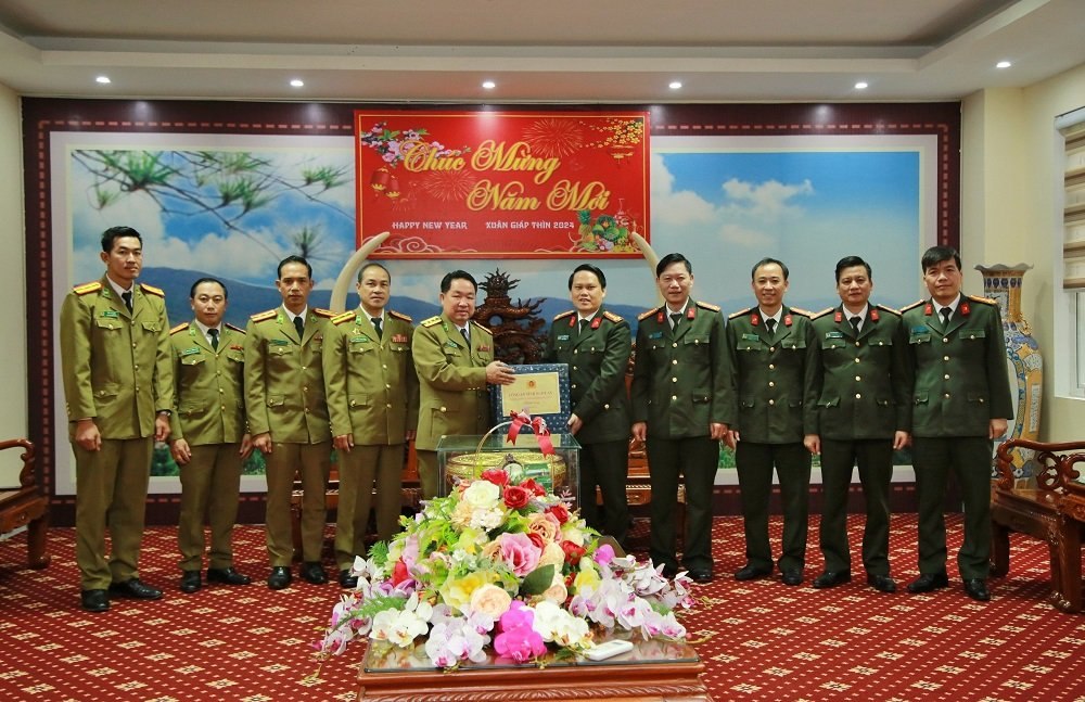 Đồng chí Đại tá Bùi Quang Thanh, Giám đốc Công an tỉnh Nghệ An tặng quà Công an tỉnh Bô-ly-khăm-xay 