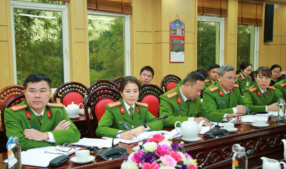Lãnh đạo, chỉ huy, cán bộ cốt cán Phòng Cảnh sát QLHC về TTXH tại buổi làm việc 
