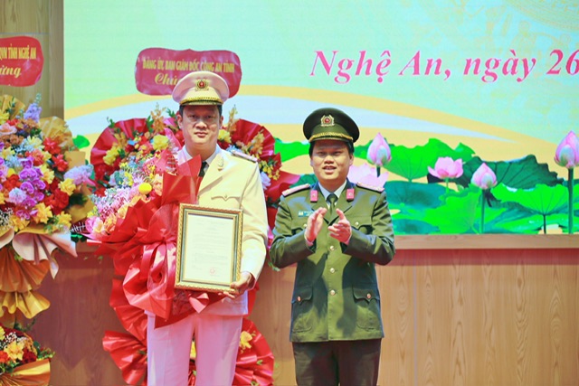 Thừa ủy quyền của Bộ trưởng Bộ Công an, đồng chí Đại tá Bùi Quang Thanh, Giám đốc Công an tỉnh trao Quyết định bổ nhiệm chức vụ Phó Giám đốc Công an tỉnh Nghệ An cho đồng chí Thượng tá Nguyễn Đức Cường