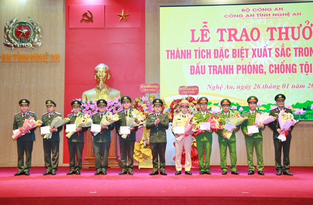 Thừa ủy quyền của Bộ trưởng Bộ Công an, đồng chí Đại tá Bùi Quang Thanh – Giám đốc Công an tỉnh khen thưởng các đơn vị có thành tích đặc biệt xuất sắc trong công tác đấu tranh với các loại tội phạm ma túy, pháo, hình sự, môi trường, đưa người ra nước ngoài trái phép.