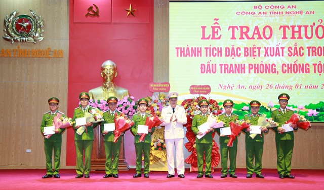 Các đồng chí Phó Giám đốc Công an tỉnh khen thưởng các đơn vị có thành tích đặc biệt xuất sắc trong công tác đấu tranh phòng, chống tội phạm hình sự, kinh tế, ma túy, pháo