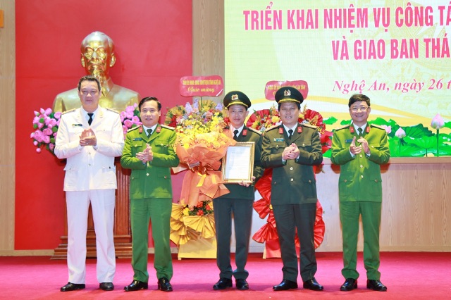 Các đồng chí Lãnh đạo Công an tỉnh chúc mừng đồng chí Thượng tá Đinh Anh Dũng