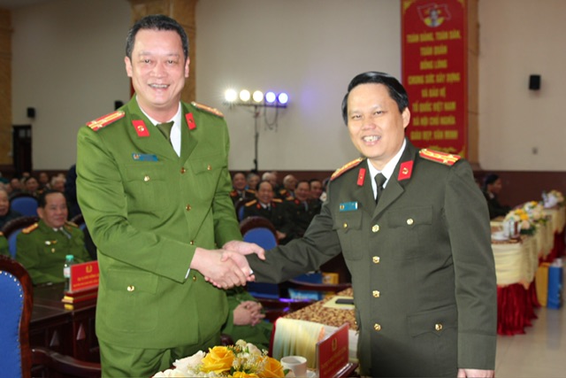 Các đồng chí lãnh đạo Công an tỉnh trao các suất quà tặng các cán bộ Công an hưu trí và người có công với cách mạng, thân nhân liệt sỹ nhân dịp Tết Nguyên đán Giáp Thìn 2024