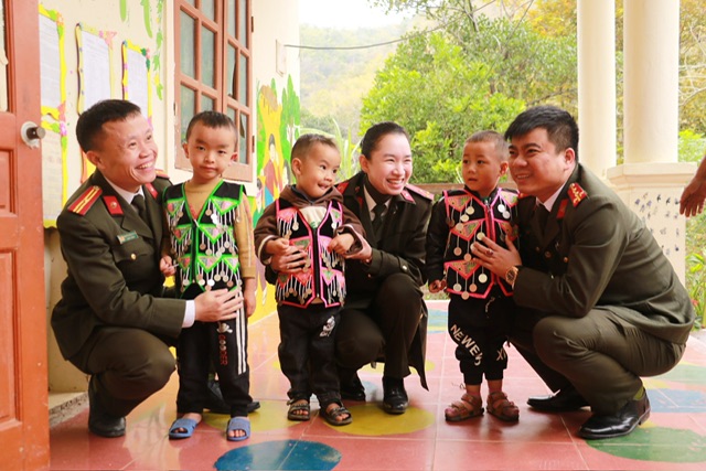 Thăm hỏi, chia sẻ cùng các em học sinh