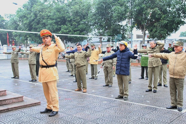 Cán bộ CSGT hướng dẫn thực hành 09 động tác chỉ huy điều khiển giao thông