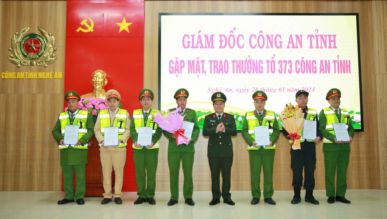 Đồng chí Đại tá Bùi Quang Thanh, Giám đốc Công an tỉnh trao thưởng cán bộ, chiến sĩ Tổ công tác 373