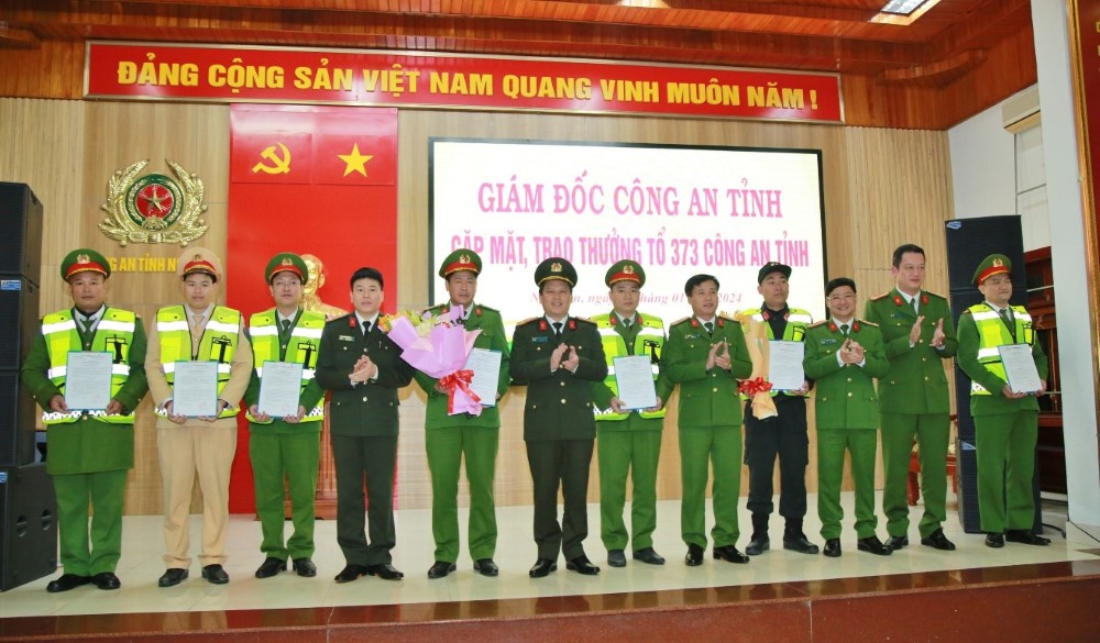 Các đồng chí Lãnh đạo Công an tỉnh chúc mừng thành tích xuất sắc của Tổ 373