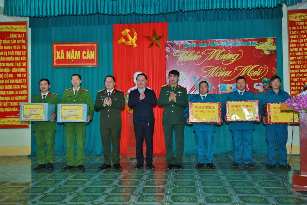 Trao quà tặng  Ban Chỉ huy Quân sự xã Na Ngoi, Nậm Càn, Công an xã Nậm Càn, Na Ngoi; Tiểu đội dân quân Thường trực xã Nậm Càn