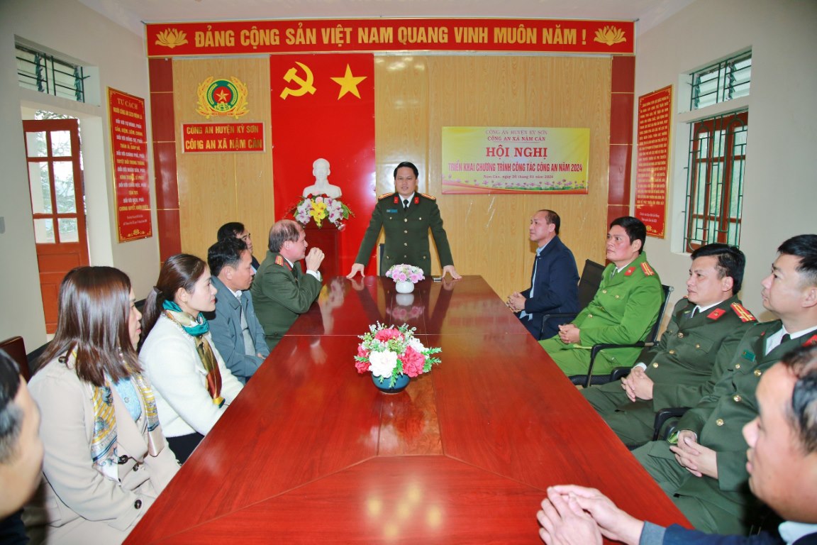 Đồng chí Giám đốc Công an tỉnh  ân cần, hỏi thăm và chúc cán bộ, chiến sĩ cùng người thân đón vui Xuân, đón Tết đầm ấm, hạnh phúc và an toàn