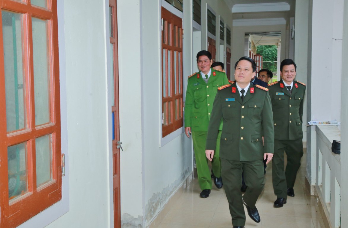 Đồng chí Đại tá Bùi Quang Thanh, Giám đốc Công an tỉnh cùng các đồng chí trong Đoàn tham quan trụ sở Công an xã Nậm Càn