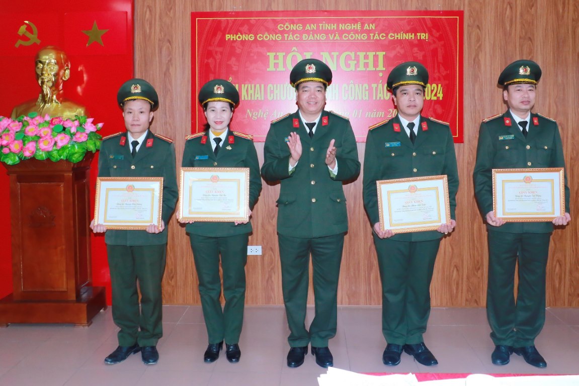 Khen thưởng các tập thể, cá nhân đạt thành tích xuất sắc