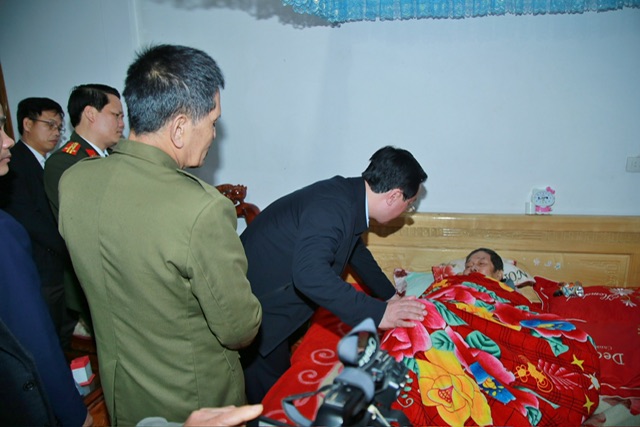 Đoàn công tác đã đến thăm, tặng quà gia đình thương binh Lương Xuân Quyền