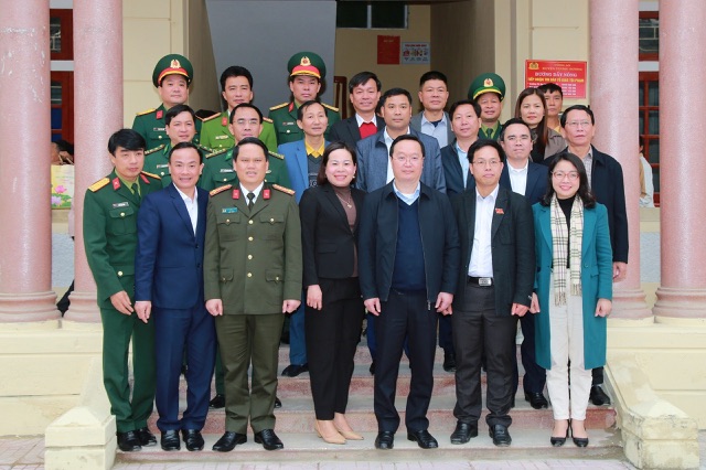Đoàn công tác chụp ảnh lưu niệm với cán bộ, nhân dân xã Tam Quang