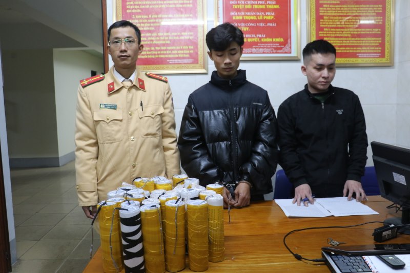 Hai đối tượng cùng tang vật