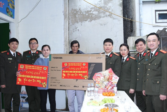 Đồng chí Đại tá Trần Hồng Quang - Phó Giám đốc Công an tỉnh đến nhà thăm hỏi, trao quà Tết tặng gia đình chị Trần Thị Phượng, đoàn viên công đoàn Phòng Hậu cần có hoàn cảnh đặc biệt khó khăn.