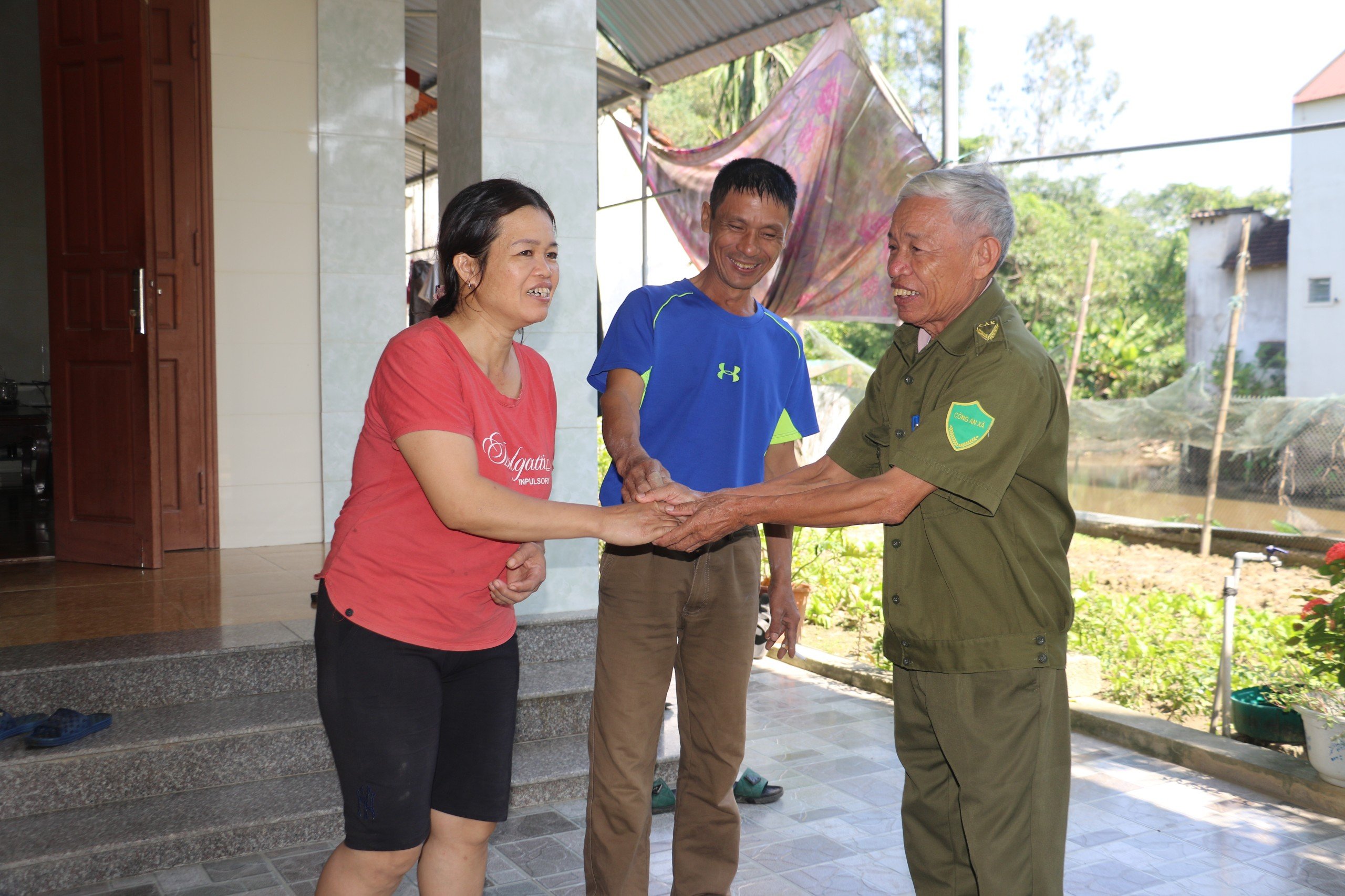 Ông Bình luôn tranh thủ gặp gỡ, trò chuyện với từng hộ dân trên địa bàn để kịp thời nắm bắt các tâm tư, nguyện vọng của bà con