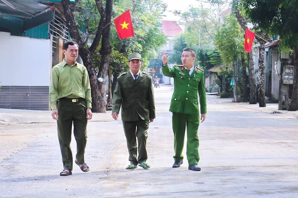 Dù bận rộn với công việc kinh doanh lươn đồng, tuy nhiên, với trách nhiệm, vai trò gánh “2 vai” – vừa xóm trưởng kiêm công an viên bán chuyên trách của mình, ông Cảnh vẫn luôn hoàn thành tốt nhiệm vụ của mình 
