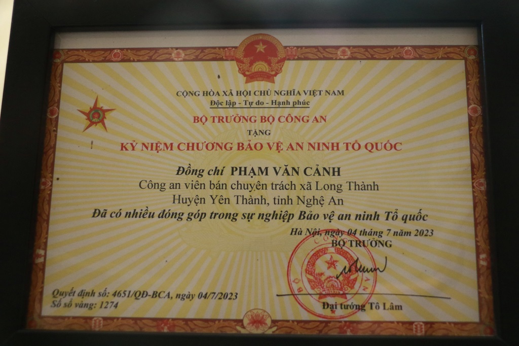 Hơn 23 năm gắn bó, tận tâm, tận tụy với công việc, ông Phạm Văn Cảnh, công an viên bán chuyên trách xã Long Thành đã được Bộ trưởng Bộ Công an tặng Kỷ niệm chương bảo vệ An ninh Tổ quốc