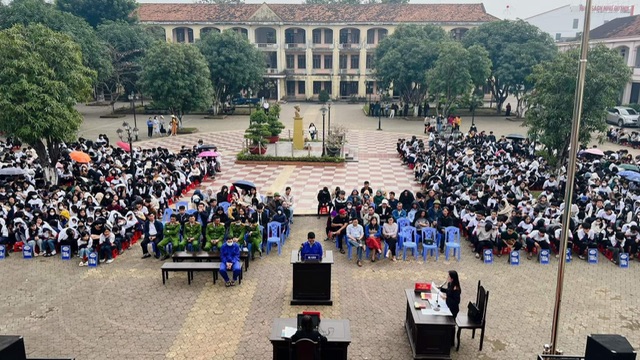 Phiên tòa có sự tham dự đông đảo người dân và các em học sinh