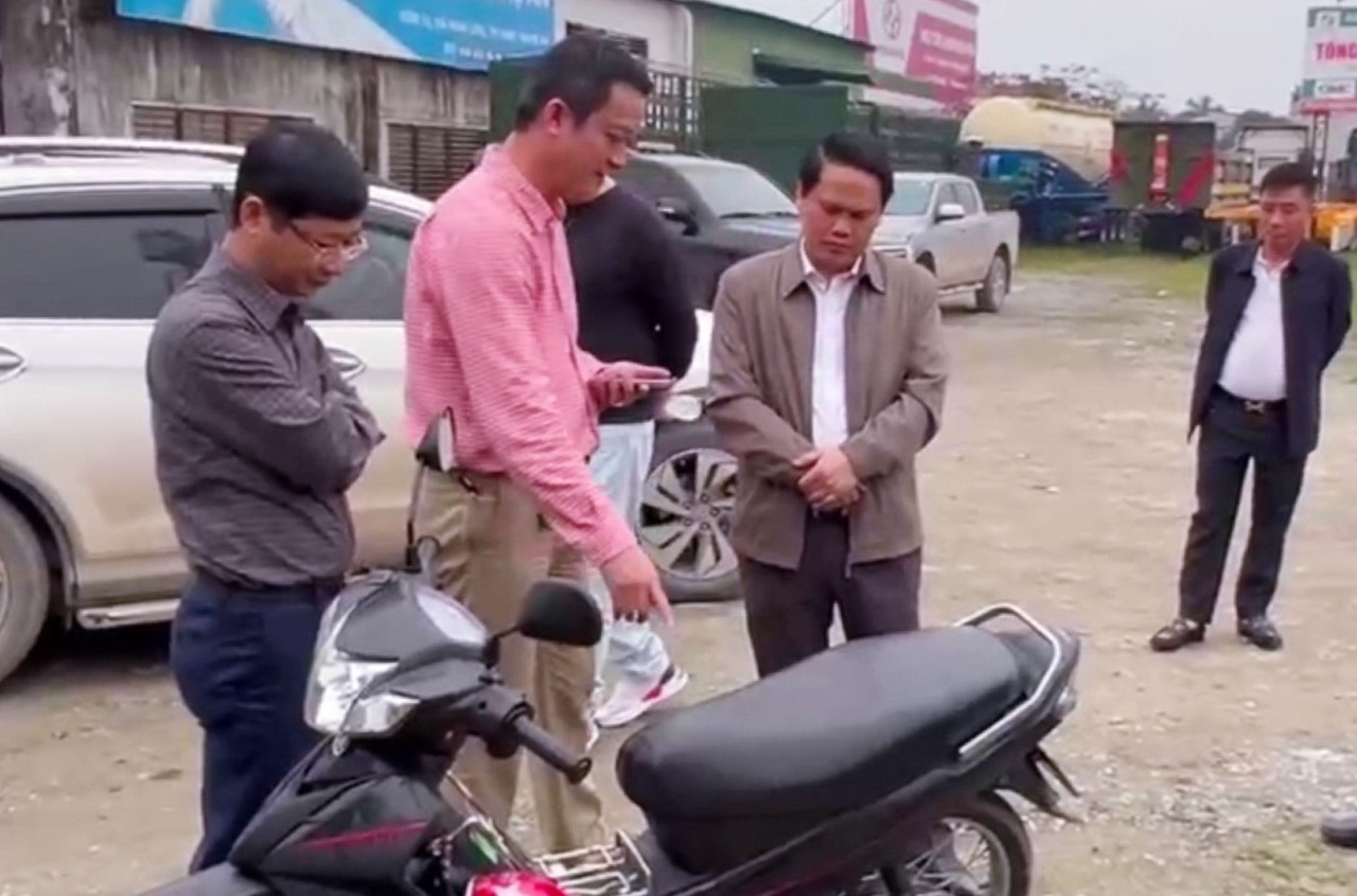 Đồng chí Giám đốc và Phó Giám đốc Công an tỉnh trực tiếp chỉ đạo tại hiện trường.