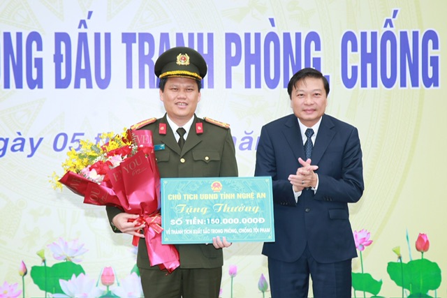 Đồng chí Lê Hồng Vinh, Phó Chủ tịch UBND tỉnh trao thưởng Công an Nghệ An về thành tích xuất sắc trong phòng, chống tội phạm