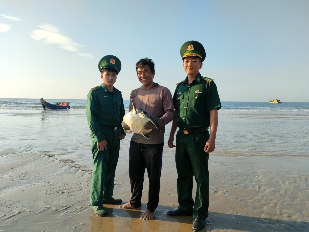 Đồn Biên phòng Phước Thuận tiếp nhận, thả cá thể rùa quý hiếm về biển