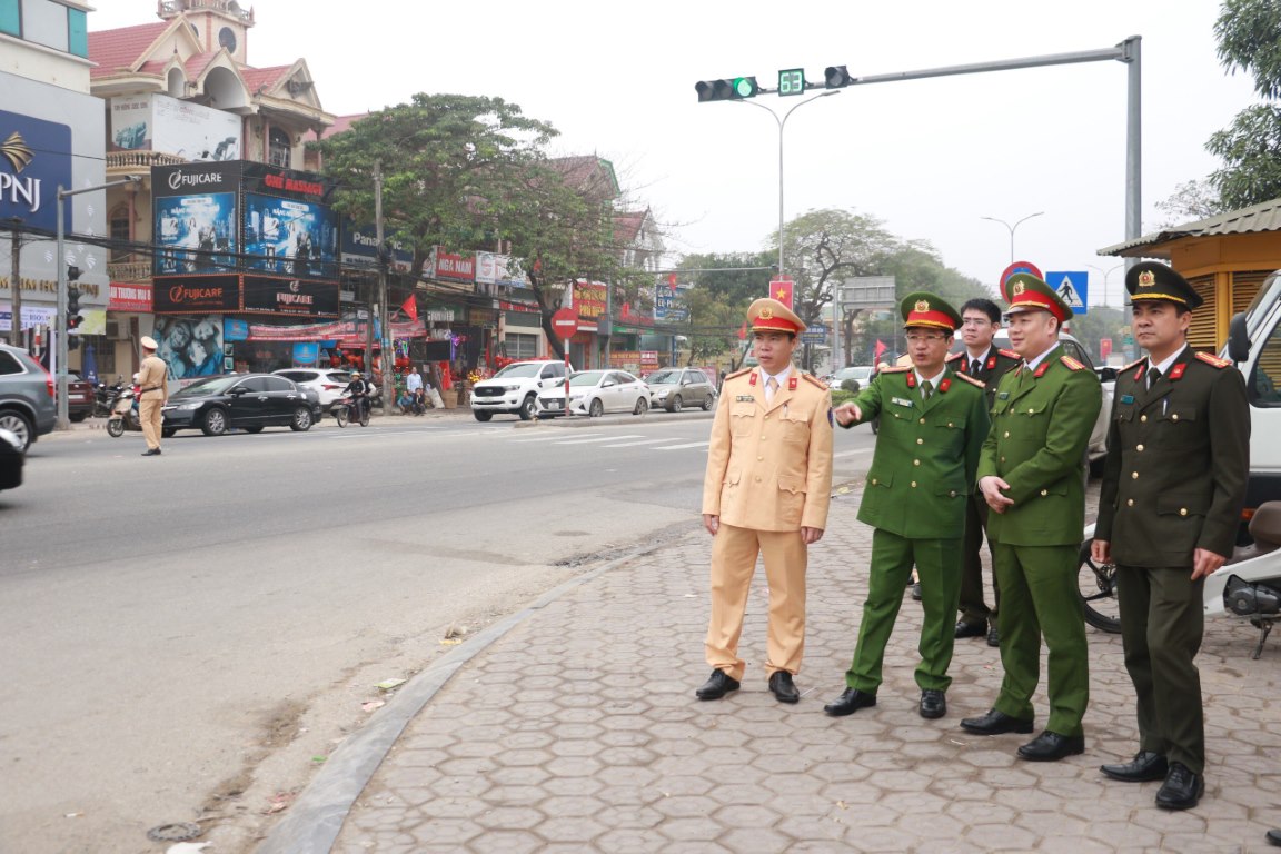 Đại tá Trần Ngọc Tuấn, Phó Giám đốc Công an tỉnh kiểm tra công tác đảm bảo TTATGT