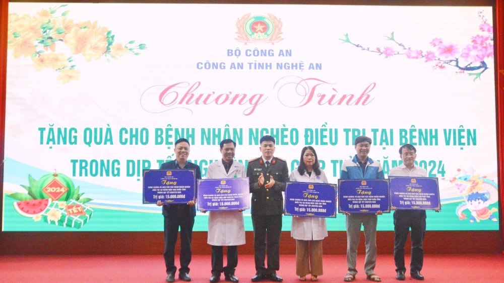 Hàng trăm phần quà gửi tặng các bệnh nhân