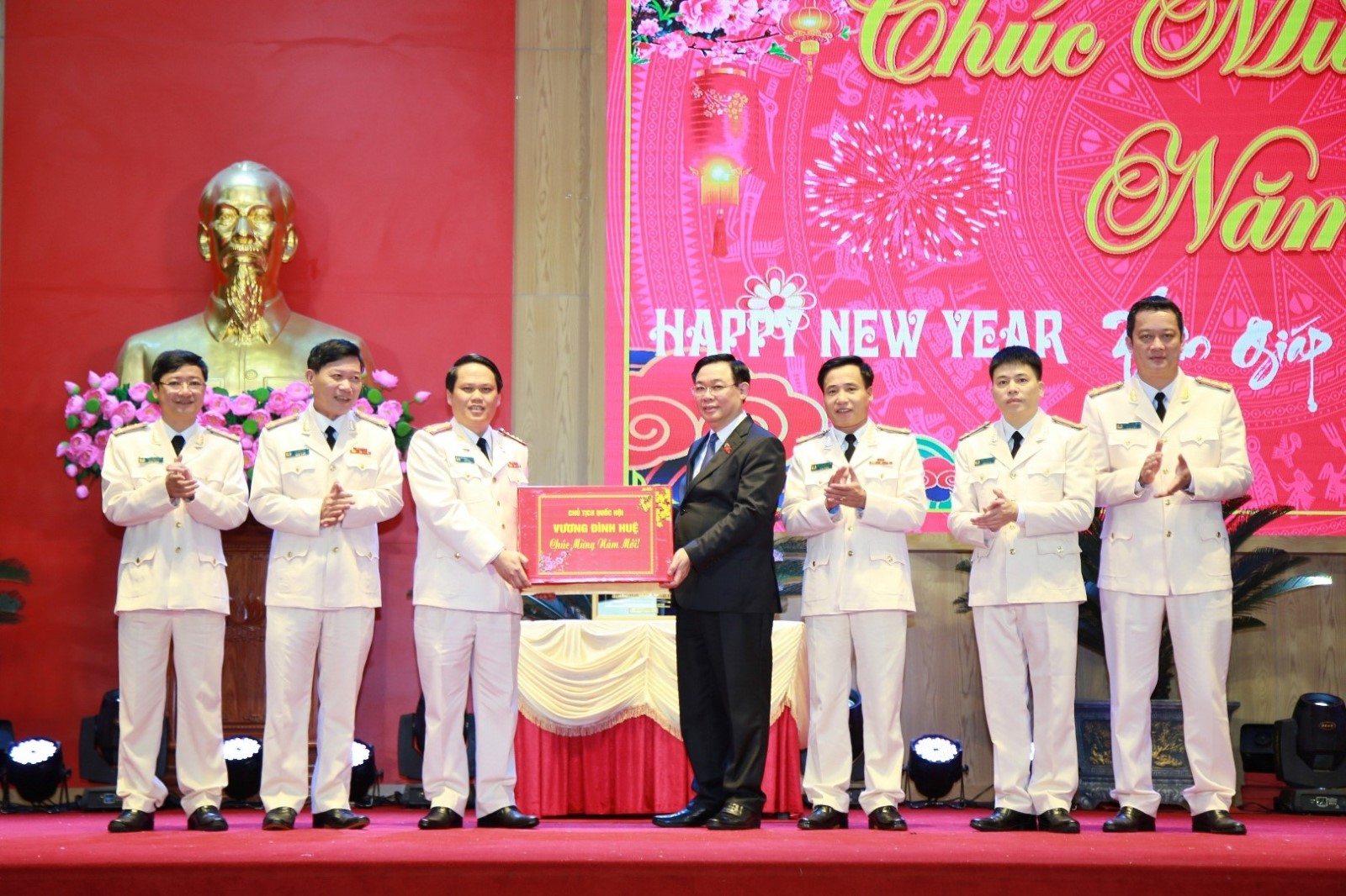 Chủ tịch Quốc hội Vương Đình Huệ trao quà tặng Công an tỉnh Nghệ An