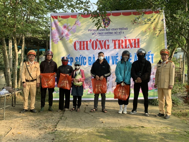 Nhiều phần quà thiết thực được trao tận tay người lao động làm ăn xa trở về quê ăn Tết