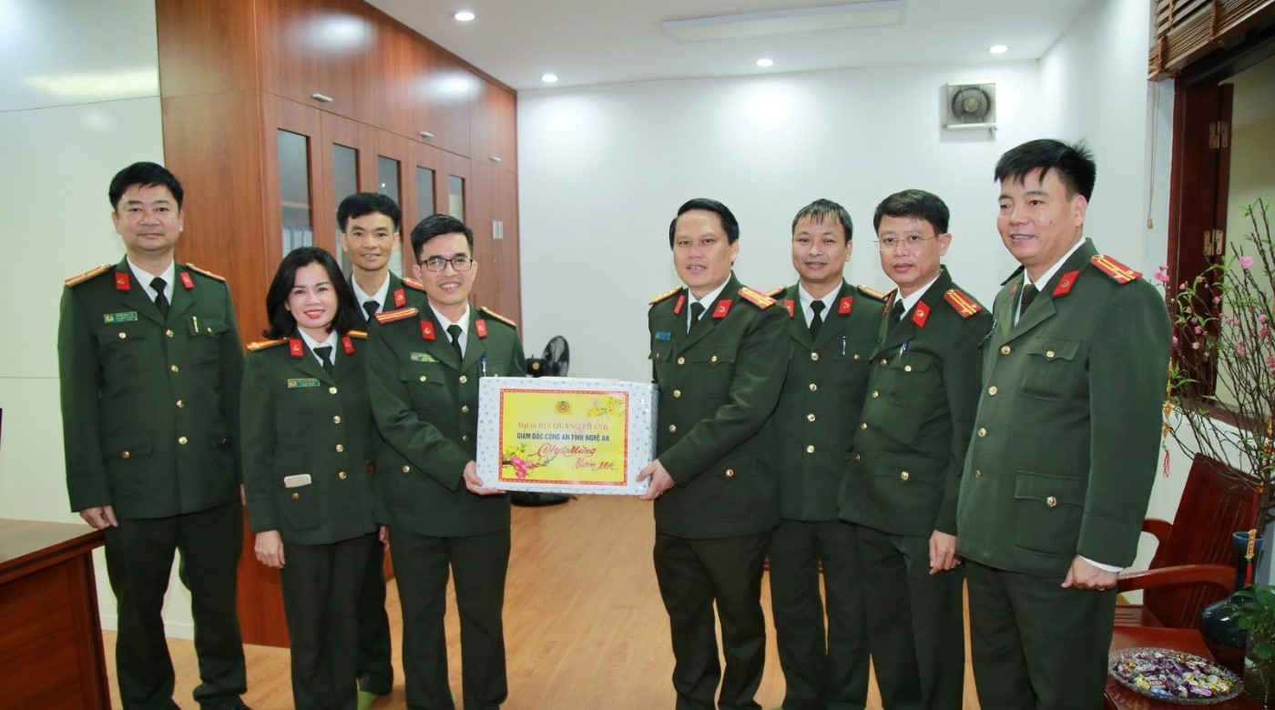 Đoàn công tác kiểm tra, chúc Tết Trung tâm thông tin chỉ huy (Phòng Tham mưu Công an tỉnh), đồng chí Giám đốc Công an tỉnh đã thăm hỏi, động viên CBCS Trung tâm TTCH và đề nghị TTCH tiếp tục chủ động làm tốt công tác nắm, tổng hợp, tham mưu báo cáo tình hình, thông tin, số liệu đầy đủ, chính xác, kịp thời, phục vụ hiệu quả công tác chỉ đạo, điều hành của Lãnh đạo Công an tỉnh và góp phần đảm bảo ANTT trong dịp Tết trên địa bàn