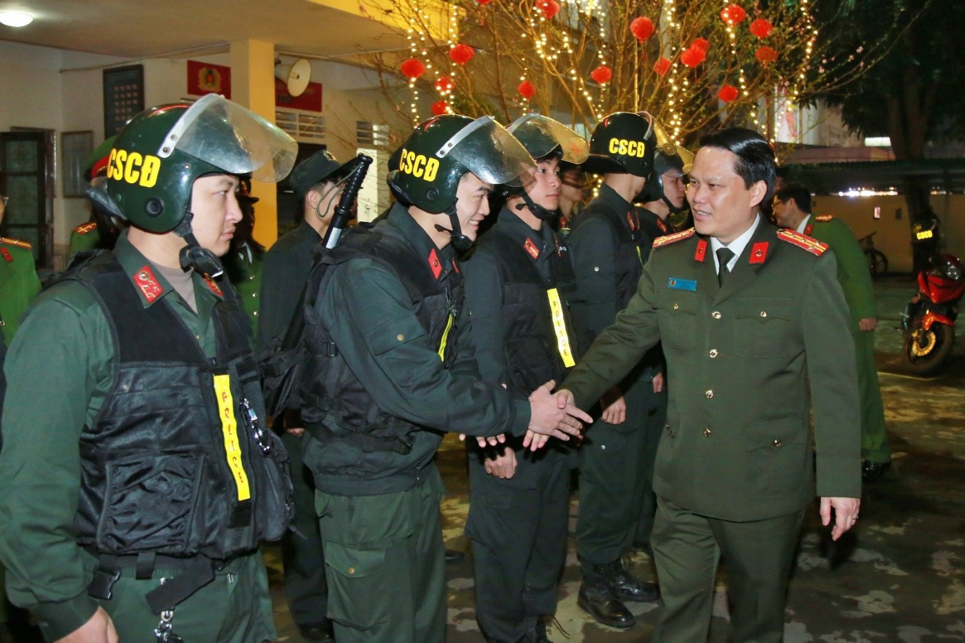 Đồng chí Giám đốc Công an tỉnh đề nghị Công an các đơn vị phải luôn nêu cao tinh thần trách nhiệm, cố gắng vượt qua khó khăn, bảo đảm ổn định tình hình ANTT, trật tự an toàn xã hội trên địa bàn tỉnh để Nhân dân vui Xuân, đón Tết an toàn, lành mạnh