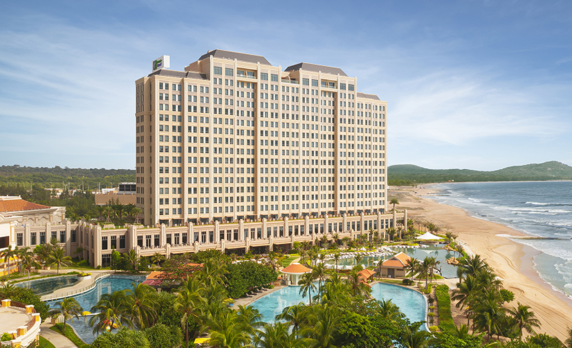 Tháp khách sạn Holiday Inn Resort Ho Tram Beach thuộc khu phức hợp nghỉ dưỡng 5 sao The Grand Ho Tram.