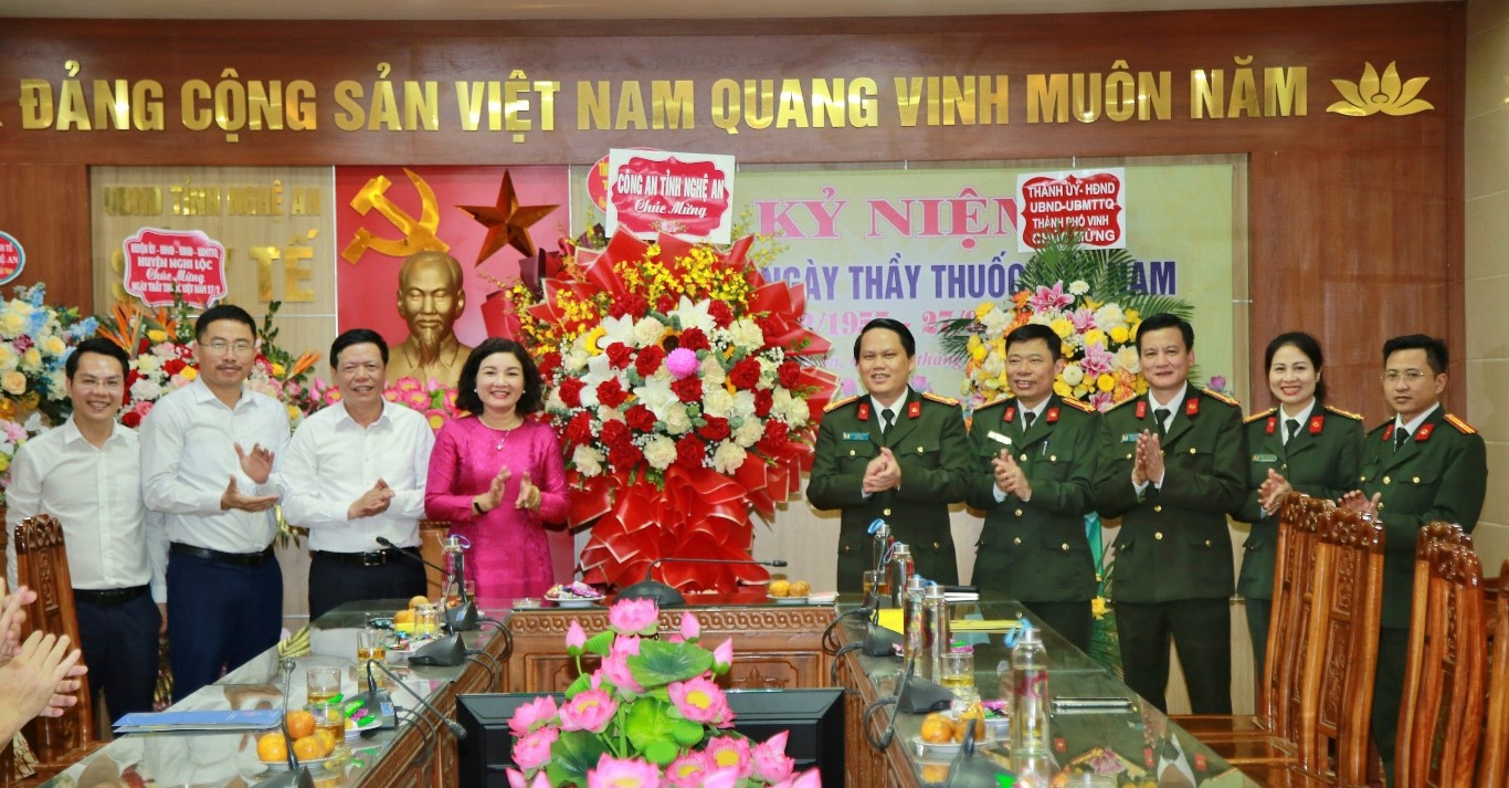 Đồng chí Đại tá Bùi Quang Thanh, Giám đốc Công an tỉnh tặng hoa chúc mừng Sở Y tế Nghệ An nhân Ngày thầy thuốc Việt Nam