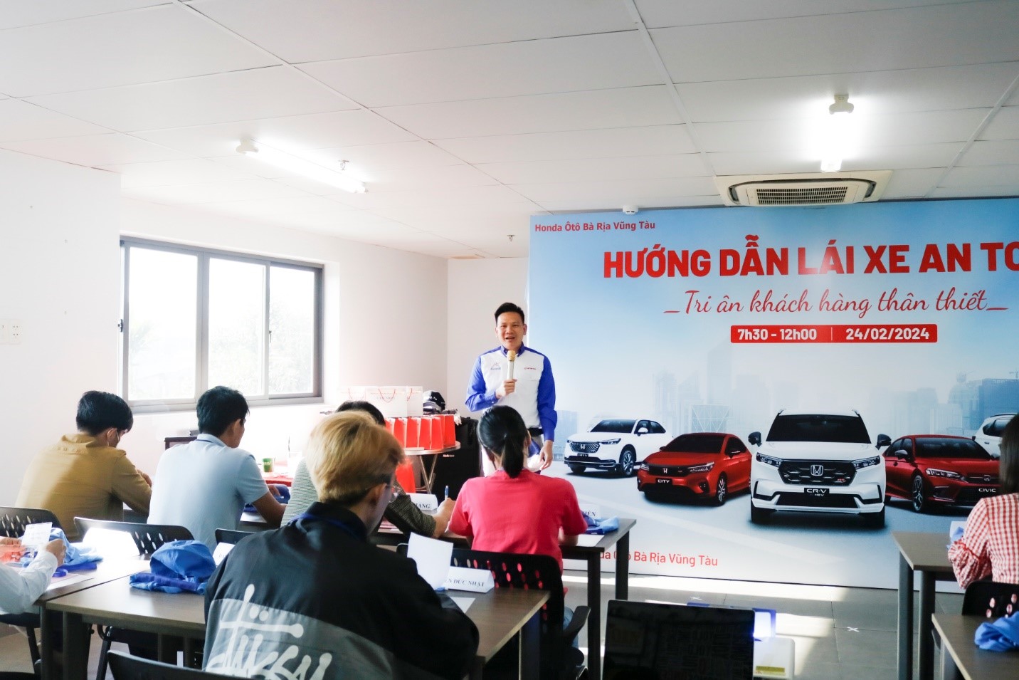 Đại diện Honda Ôtô Bà Rịa Vũng Tàu hướng dẫn các kỹ năng lái xe an toàn cho học viên.