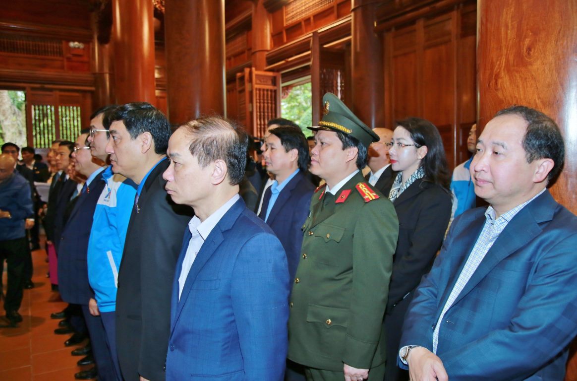 , Chủ tịch Quốc hội Vương Đình Huệ và đoàn công tác dâng hoa dâng hương tưởng nhớ Chủ tịch Hồ Chí Minh