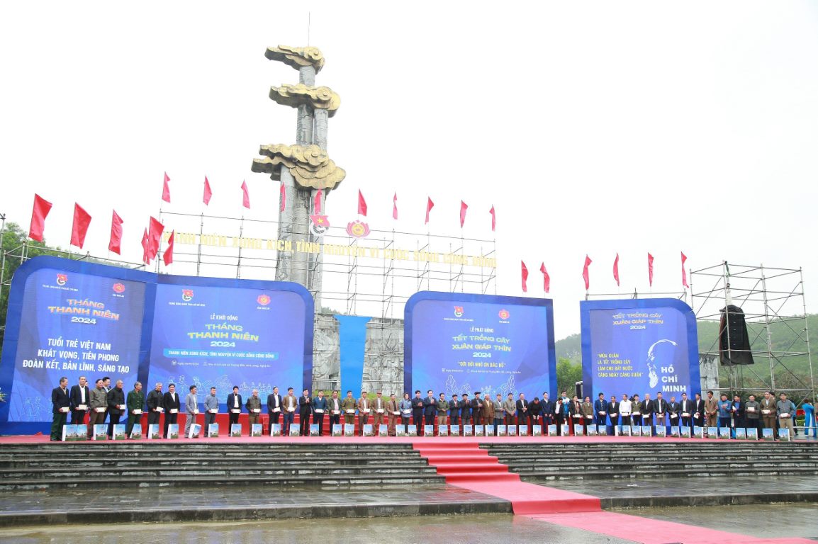 Chủ tịch Quốc hội Vương Đình Huệ, Bí thư Tỉnh ủy Nghệ An Thái Thanh Quý và Bí thư thứ nhất Ban Chấp hành Trung ương Đoàn TNCS Hồ Chí Minh Bùi Quang Huy trao quà tặng 50 già làng, trưởng bản, người có uy tín trong cộng đồng