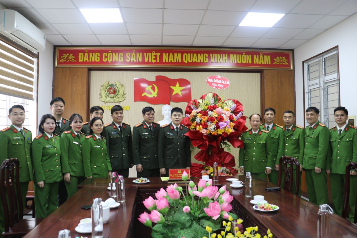 Đoàn công tác tặng hoa chúc mừng tại Trại Tạm giam Công an tỉnh